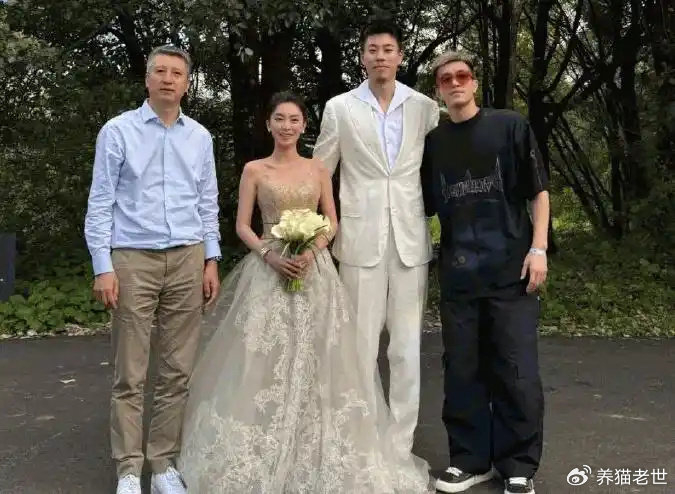 张镇麟带娃现身公众视野 婚礼细节曝光引热议