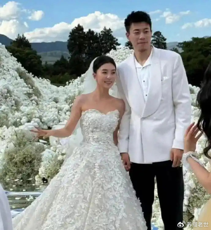 张镇麟带娃现身公众视野 婚礼细节曝光引热议