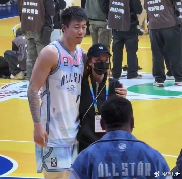 张镇麟带娃现身公众视野 婚礼细节曝光引热议