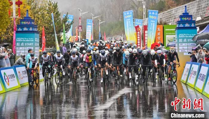 环太原国际公路自行车赛开赛日中外车手雨中上