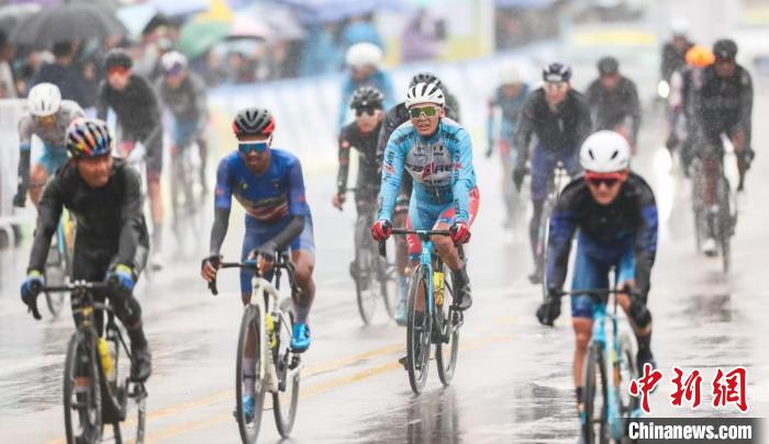 环太原国际公路自行车赛开赛日中外车手雨中上