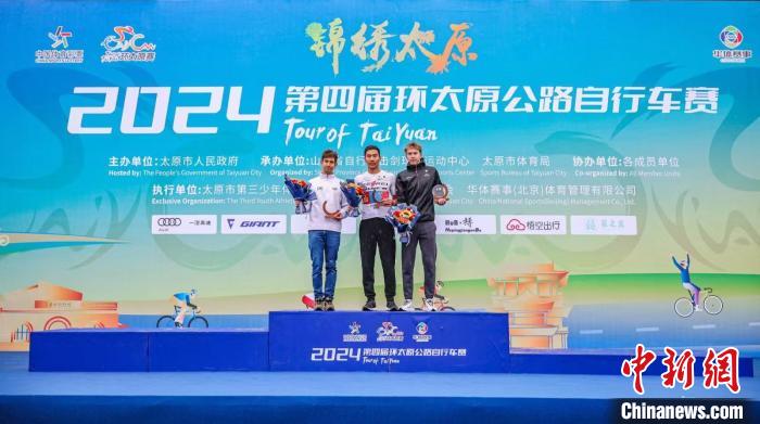 环太原国际公路自行车赛开赛日中外车手雨中上