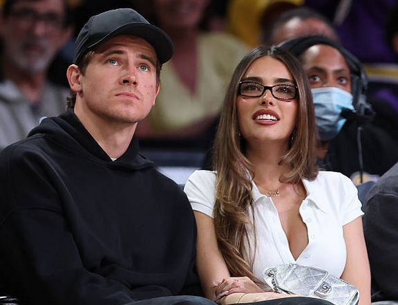 湖人队主场力克骑士，啤酒妹与男友现场甜蜜互