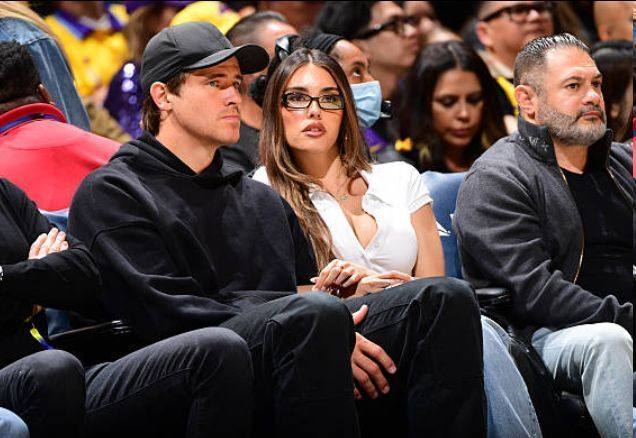 湖人队主场力克骑士，啤酒妹与男友现场甜蜜互