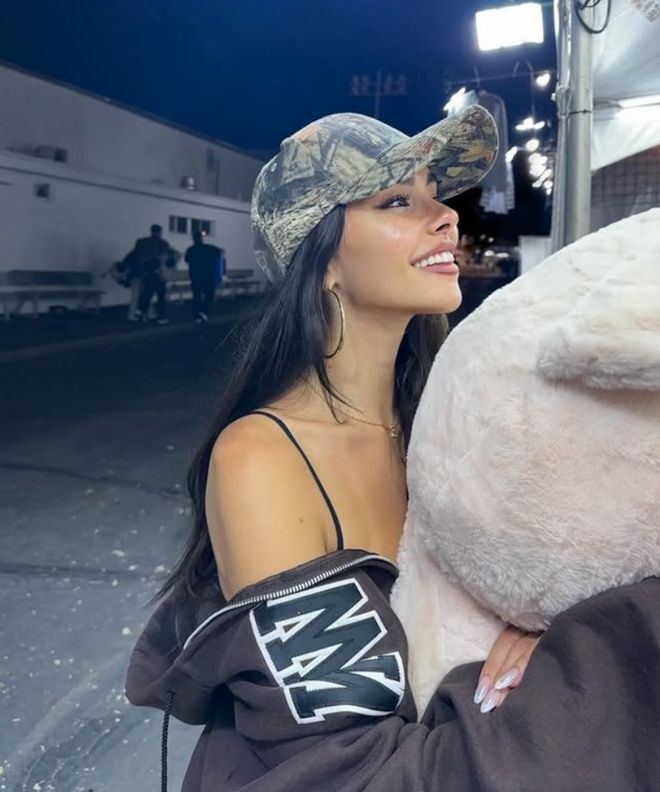 湖人队主场力克骑士，啤酒妹与男友现场甜蜜互