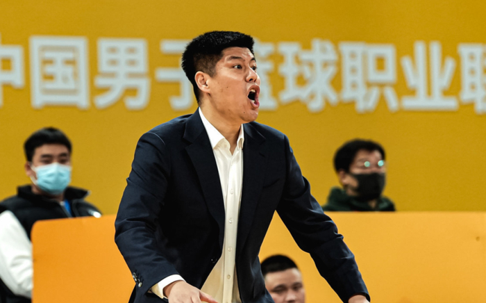 山西男篮排名骤降 潘江遭球迷质疑下课声浪