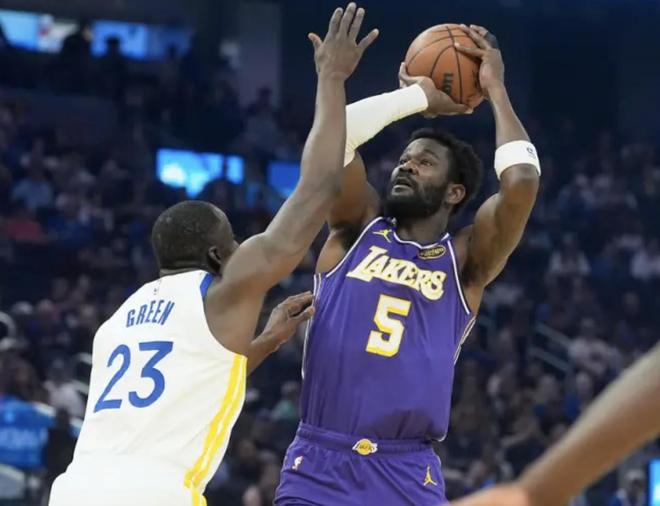 湖人中锋艾顿谈季后赛心态调整：防守带动进攻