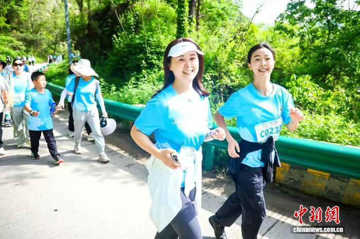 翠华山登山挑战赛25周年举办 科技与自然融合引
